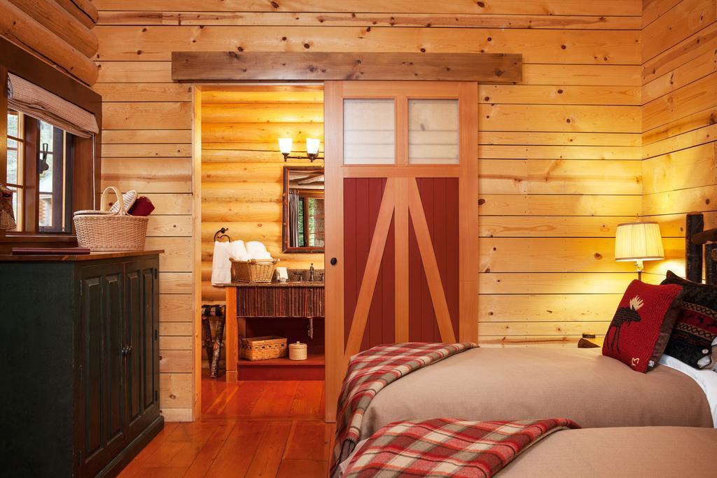 Cathedral Mountain Lodge فيلد المظهر الخارجي الصورة