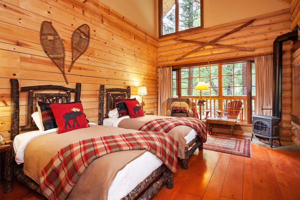 Cathedral Mountain Lodge فيلد المظهر الخارجي الصورة