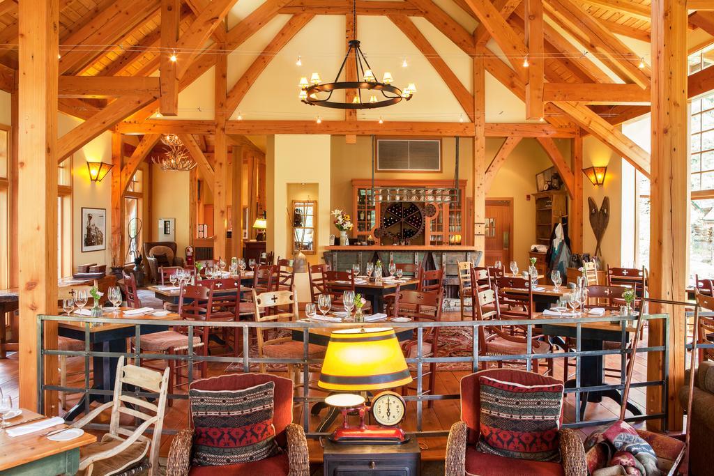 Cathedral Mountain Lodge فيلد المظهر الخارجي الصورة